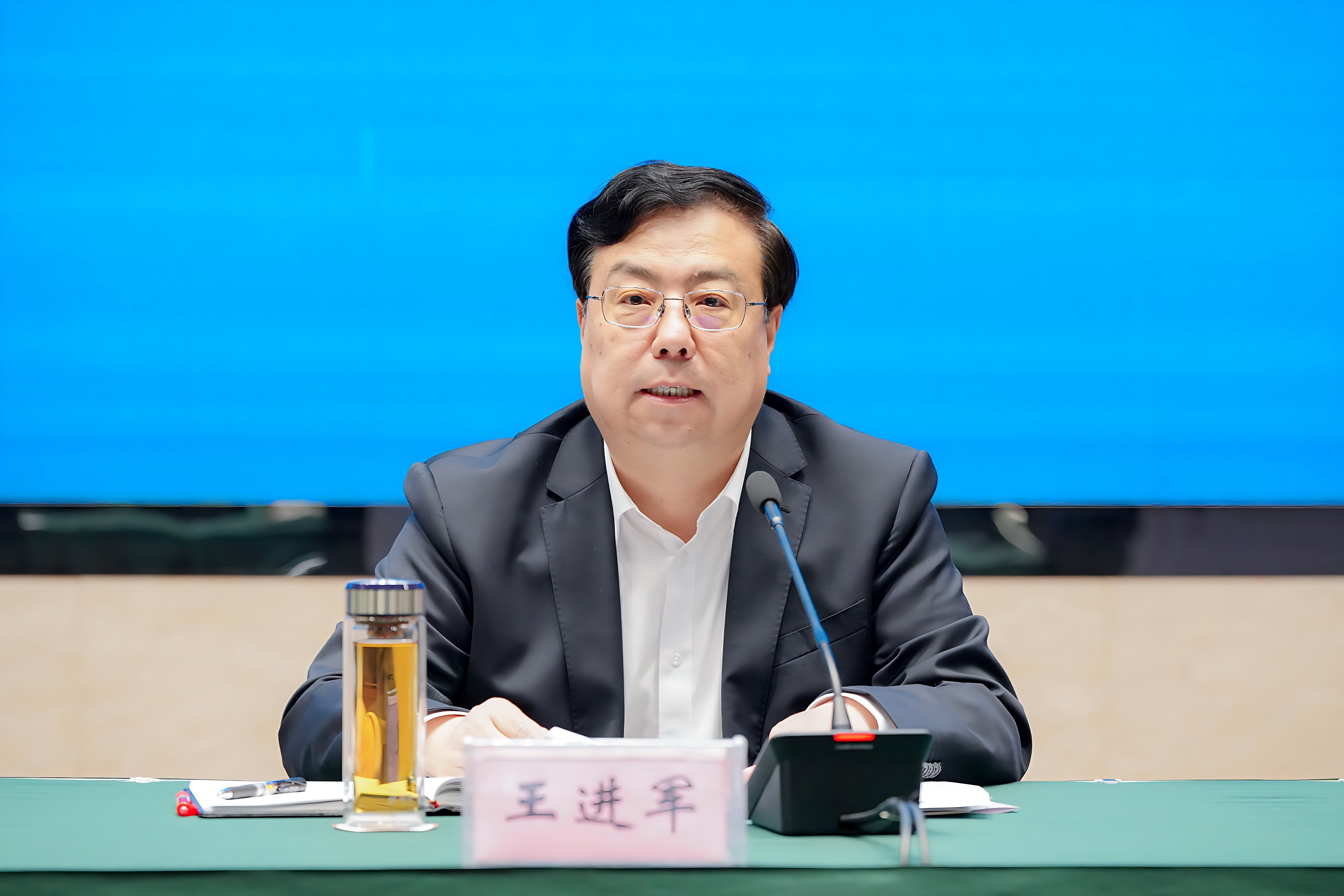 文件名称:校长特写0401.jpg原图大小:0.96MB