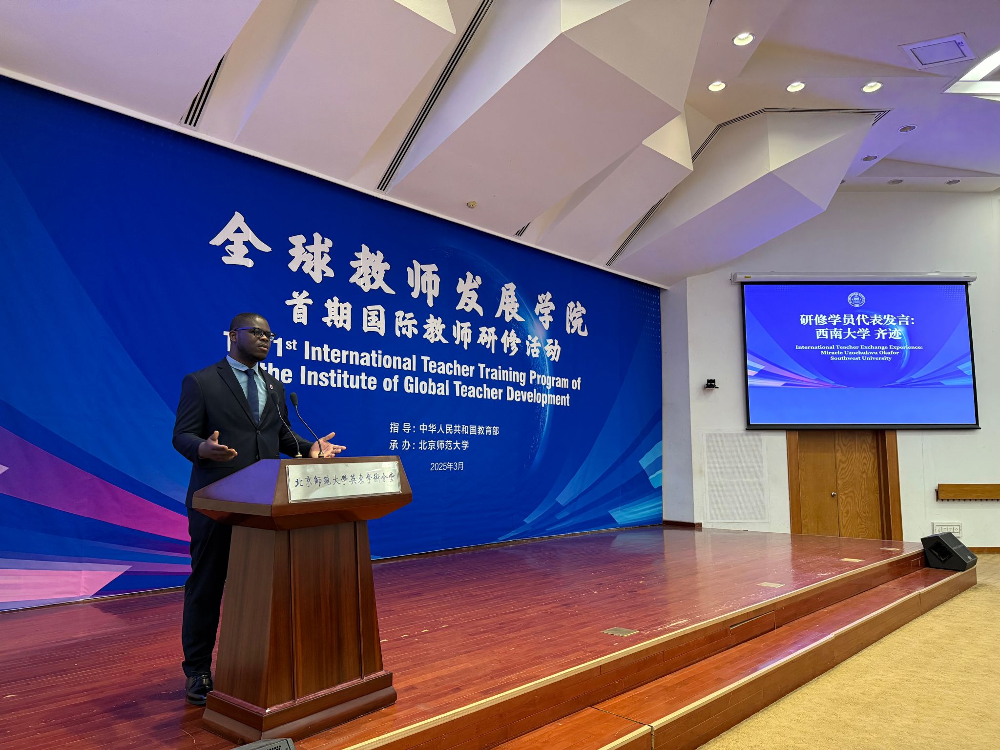 文件名称:图三:齐迹作为学员代表发言.jpg原图大小:6.37MB